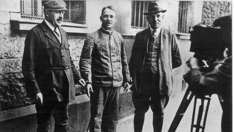 Fritz Haarmann - hier auf einem undatierten Archivbild in der Mitte - ermordete mindestens 24 Jungen und junge Männer. Foto: dpa/dpa-tmn