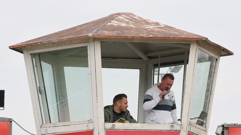 Aurichs Trainer Claudio Casto (links) schaute sich das 4:4 aus dem Sprecherturm an. Foto: Wilfried Gronewold