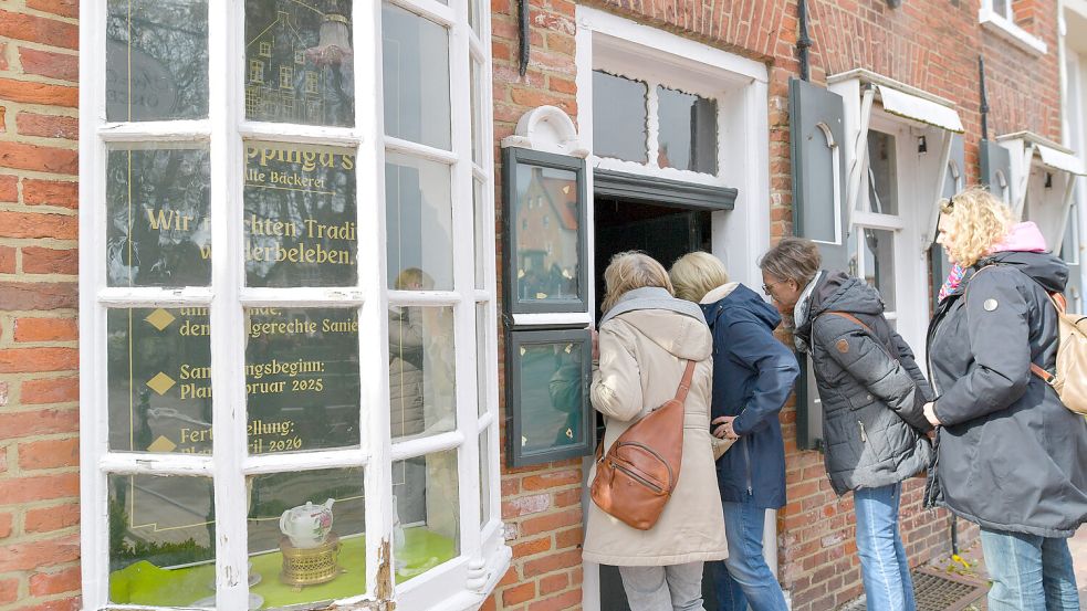 „Bietje neeisgieren“, also eben neugierig sein: Ein paar Frauen schauten sich am Freitag schon mal durch die halbgeöffnete Tür in Poppingas Alter Bäckerei um. Fotos: Ortgies