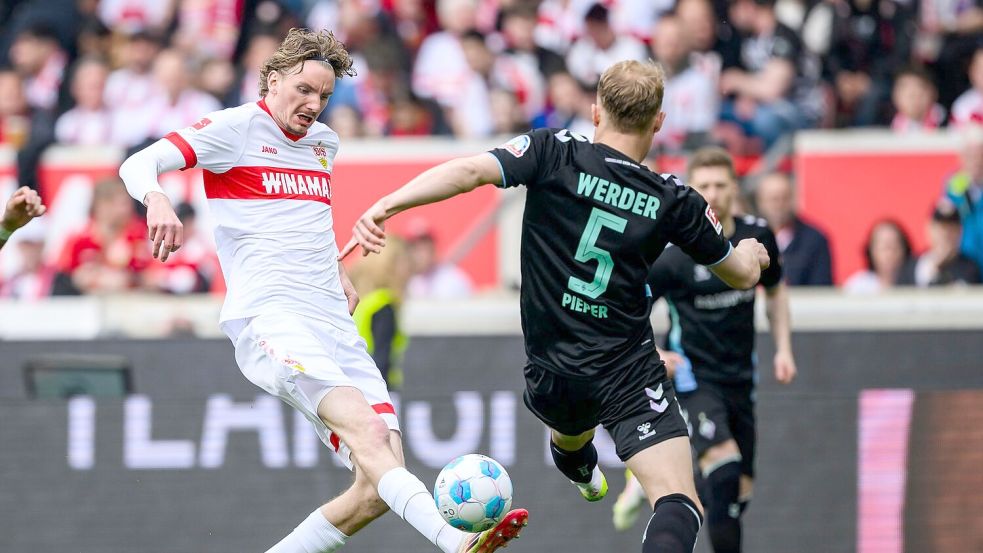 Nick Woltemade vom VfB im Duell mit Bremens Amos Pieper. Die Partie war für den Angreifer vorzeitig zu Ende. Foto: Tom Weller/dpa