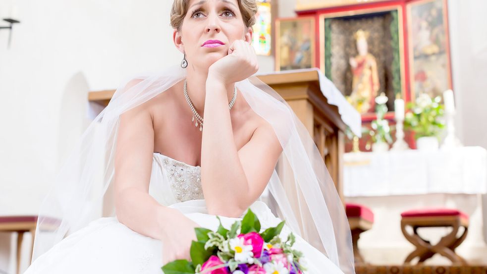 Wer heiraten will, kann sich gegen die finanziellen Folgen absichern, sollte das Fest ins Wasser fallen – und sich die Versicherungsbedingungen sehr genau ansehen. Foto: IMAGO / YAY Images