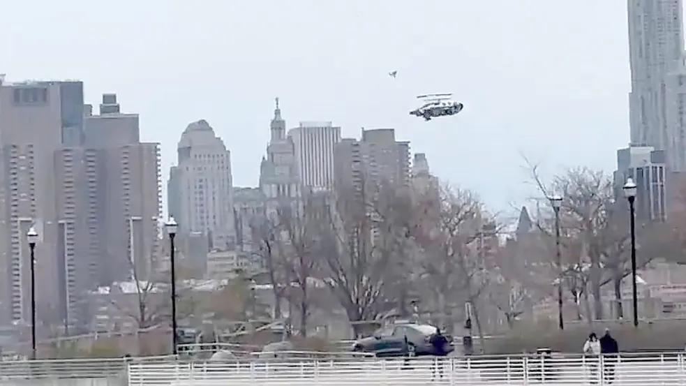 Das Unternehmen, dessen Sightseeing-Hubschrauber in den Hudson River gestürzt war, stellt den Betrieb ein. Foto: Bruce Wall/Bruce Wall via AP/dpa