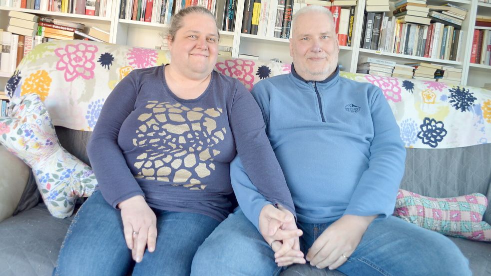 Sandra Gräfenstein-Plaisier hat den Vorsitz des Fehntjer Bücherboosters übernommen. Ihr Mann Detlef M. Plaisier, der den Vorsitz bisher innehatte, sein Amt aber hingeschmissen hatte, ist jetzt stellvertretender Vorsitzender des von ihm gegründeten Vereins. Foto: Fertig