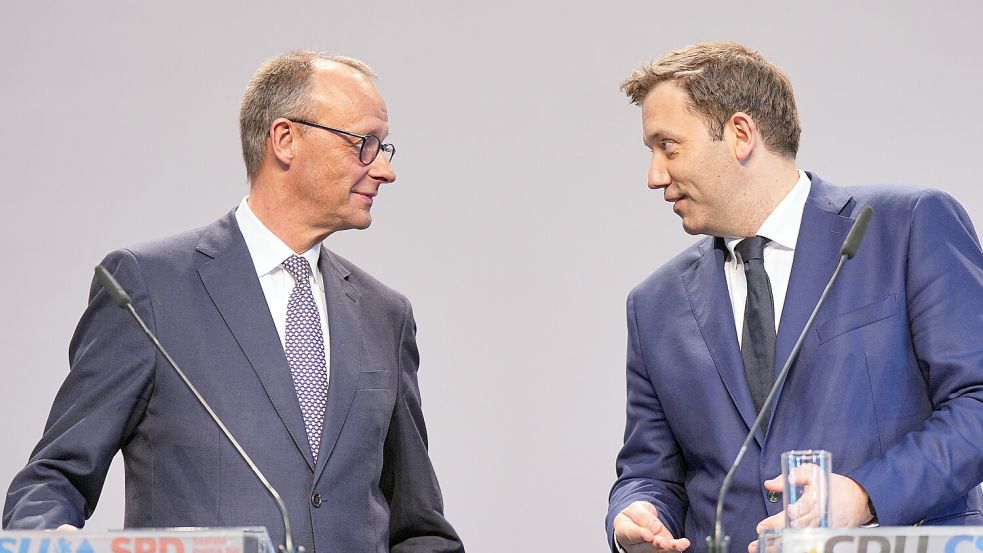 SPD-Chef Lars Klingbeil (r.) betont, dass er von einem Mindestlohn von 15 Euro bereits im nächsten Jahr ausgeht. Der designierte Kanzler Friedrich Merz ist sich da noch nicht sicher. Foto: dpa/Michael Kappeler