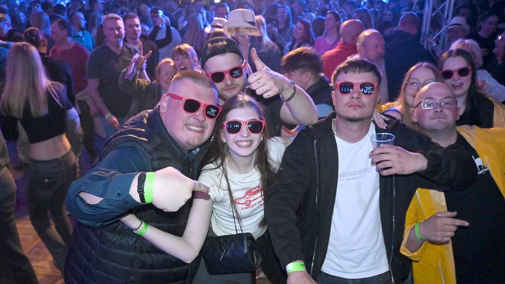 Bombenstimmung und volles Haus auf der Scheunenfete 2025. Foto: Weers