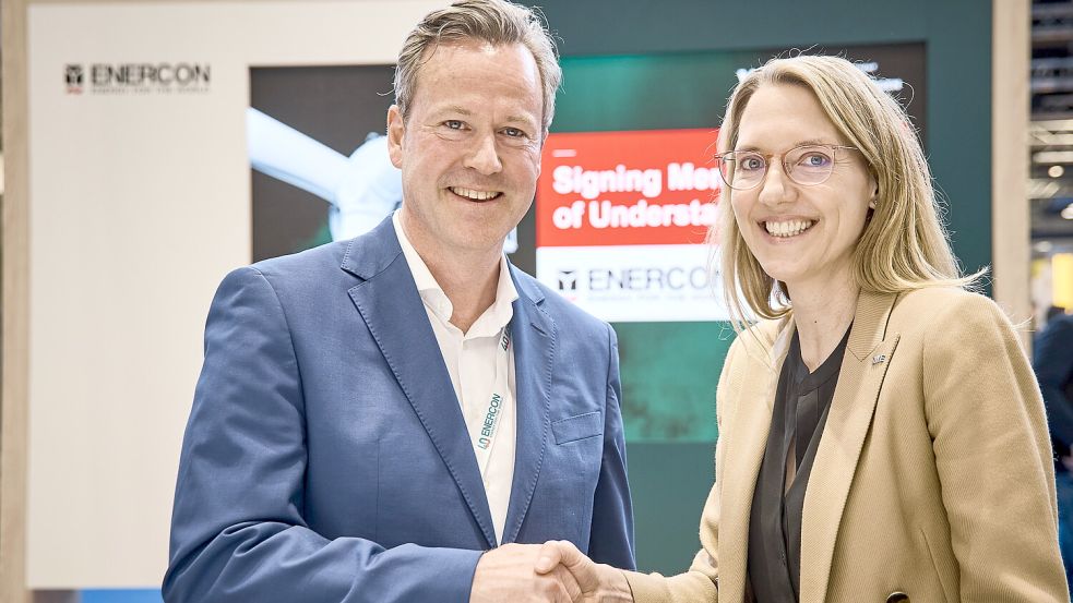 Hand drauf: RWE-Managerin Katja Wünschel und Enercon-Vertriebsvorstand Ulrich Schulze Südhoff vereinbarten in Kopenhagen die neue Zusammenarbeit der Unternehmen. Foto: privat
