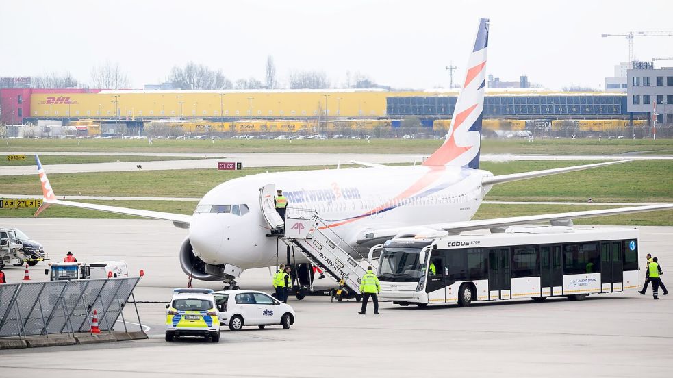 Ende März kamen 174 Afghaninnen und Afghanen mit einem Charterflug in Hannover an. (Archivbild) Foto: Julian Stratenschulte/dpa