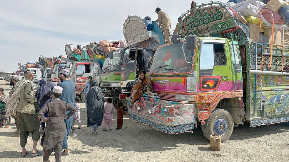Seit Monatsbeginn seien mehr als 127.000 Afghanen aus Pakistan nach Afghanistan zurückgekehrt, teilte das UN-Flüchtlingshilfswerk (UNHCR) mit.(Archivbild) Foto: H. Achakzai/AP/dpa