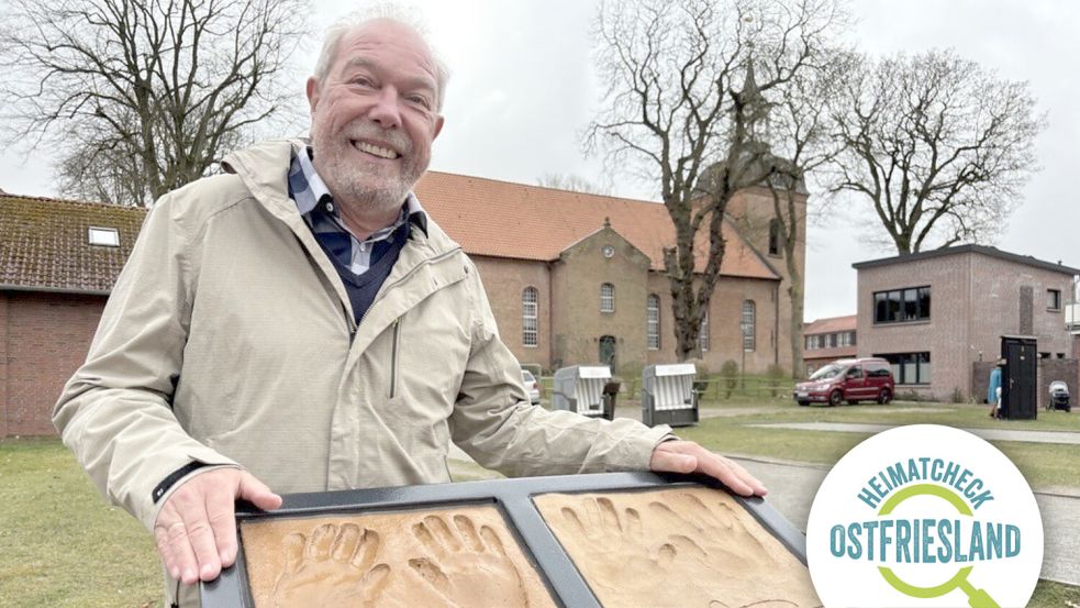Hans Ludwig Janssen vor zwei der in Ton gebrannten Handabdrücke von Prominenten, die in der Innenstadt verteilt sind. Diese hier stammen von Fritz Karl (links) und Ulrich Tukur. Foto: Oltmanns