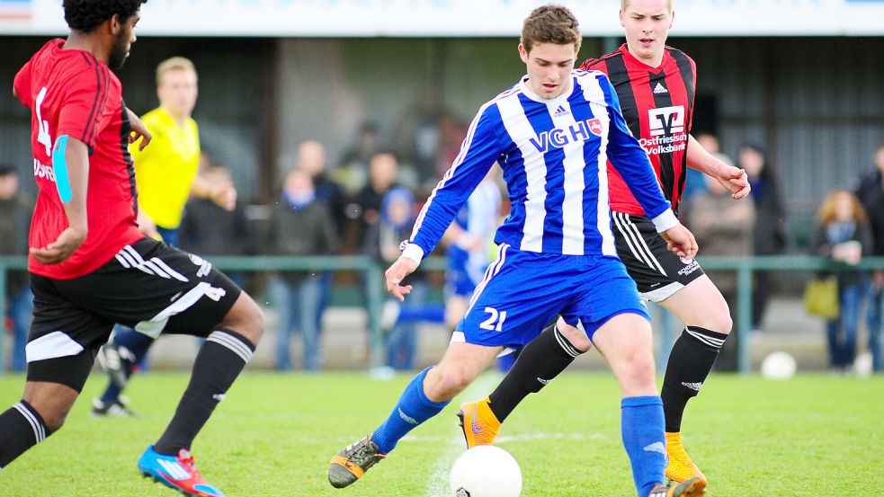 Kickers Emdens Stürmer Tido Steffens (blau-weißes Trikot) schoss am 17. Mai 2015 beim 8:0-Sieg in Pewsum seine Saisontore 26 und 27. Archivfotos: Barth