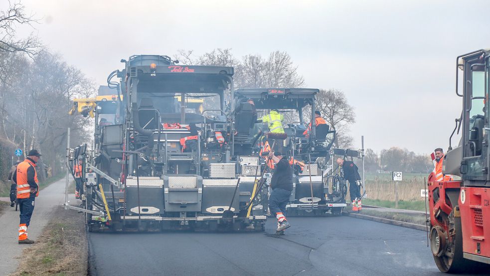 Am Freitag, 11. April, begannen die Asphaltierungsarbeiten. Zwei Maschinen nebeneinander bearbeiten die Straße auf voller Breite. Foto: Romuald Banik