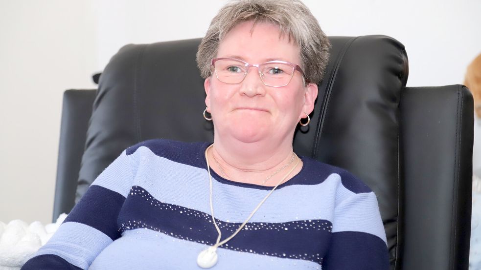 Yvonne Maltzahn ist zufrieden. Das Busunternehmen SBV Janssen aus Ramsloh erstattete ihr die Kosten für das Taxi, 36 Euro. Das hatte sie genommen, nachdem der Busfahrer sie an der Haltestelle stehengelassen hatte. Foto: Passmann