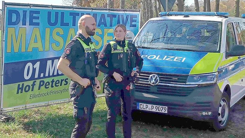 Vorbereitung: Die Polizeikommissare Andreas Scholl und Frauke Tholen nahmen unlängst die Zufahrt zum Hof Peters, dem Veranstaltungsort der Maisause am 1. Mai, unter die Lupe. Foto: Wilken