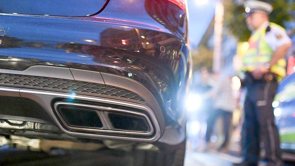 Die Polizei kontrolliert am „Carfreitag“ schwerpunktmäßig in der Überseestadt. Kontrollen sollen aber über das Osterwochenende im gesamten Stadtgebiet stattfinden. Foto: Uwe Anspach/dpa