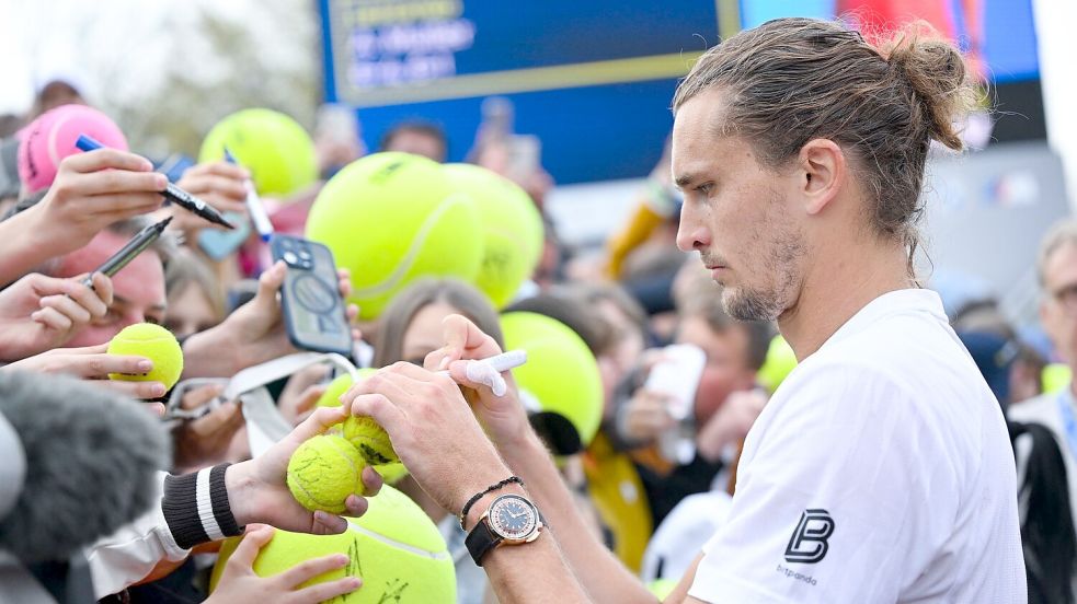 Alexander Zverev schreibt nach seinem Erstrundensieg Autogramme. Foto: Sven Hoppe/dpa