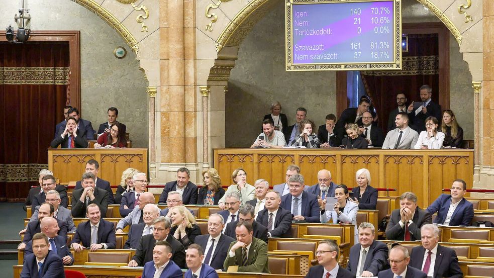 Ungarns Parlament hat eine Verfassungsänderung beschlossen, der zufolge der Mensch ausschließlich als Mann oder Frau definiert wird. Foto: Robert Hegedus/MTI/AP/dpa