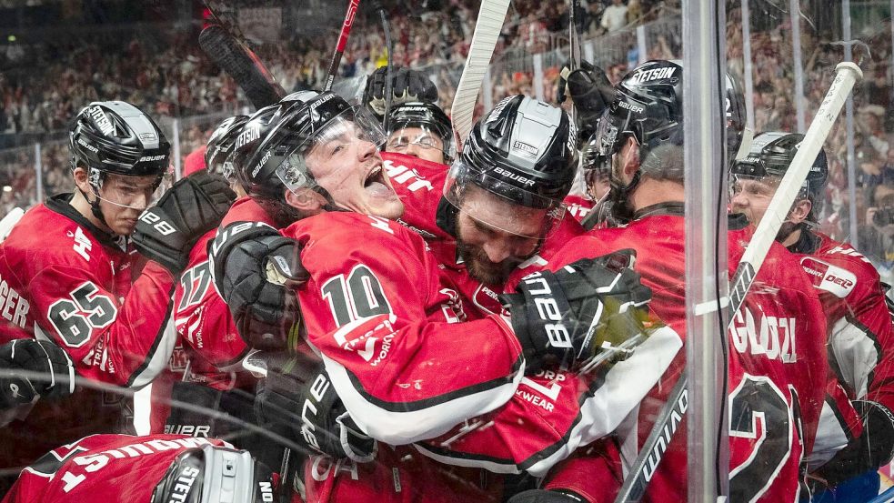 Grenzenloser Jubel bei den Kölnern nach dem Finaleinzug. Foto: Marius Becker/dpa
