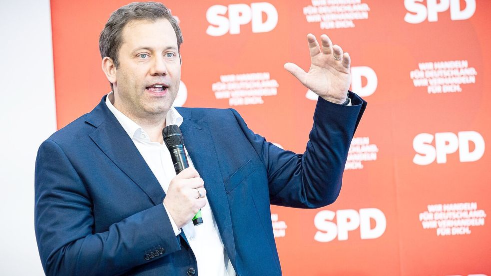 SPD-Chef Klingbeil warnt vor einem Scheitern des Koalitionsvertrags. Foto: Moritz Frankenberg/dpa