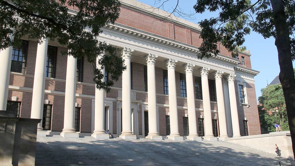 Die renommierte Harvard-Uni stellt sich dem Kurs der Trump-Regierung entgegen. (Archivbild) Foto: --/Xinhua/dpa