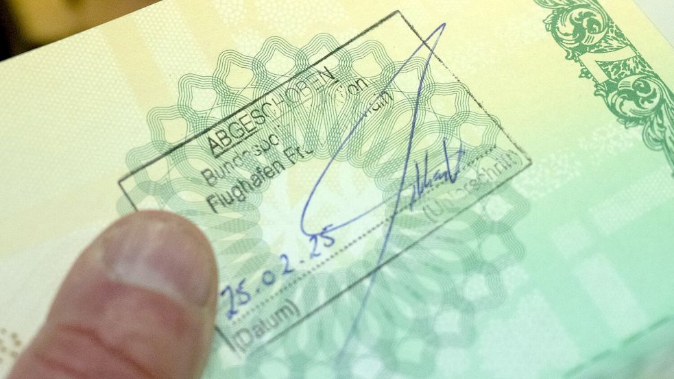 Eine Duldung ist kein Aufenthaltstitel, sondern bedeutet lediglich die vorübergehende Aussetzung der Abschiebung. (Symbolbild) Foto: Boris Roessler/dpa