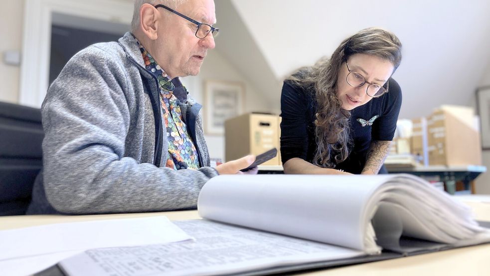 Sinje Lornsen vom Sylter Archiv unterstützt die Recherche von Michael Heinze mit Dokumenten, die bis in die Nachkriegszeit auf Sylt zurückreichen. Foto: Martina Kramer