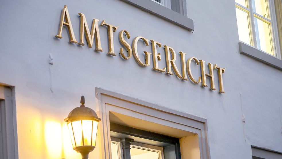 Vor dem Auricher Amtsgericht mussten Vater und Sohn sich wegen dem Verkauf von gefälschter Markenkleidung verantworten. Foto: Romuald Banik