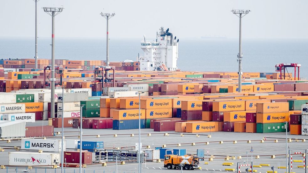 Der JadeWeserPort in Wilhelmshaven - Niedersachsen hat derzeit beim Wirtschaftswachstum die Nase vorn. (Archivbild) Foto: Hauke-Christian Dittrich/dpa