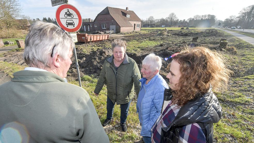Die Pläne der Gemeinde Hesel, das Gewerbegebiet zu erweitern, kommen bei (von links) Alfred Berghaus, Erika Meyer, Hermine Elsner und Wilma de Wall nicht gut an. Foto: Ortgies