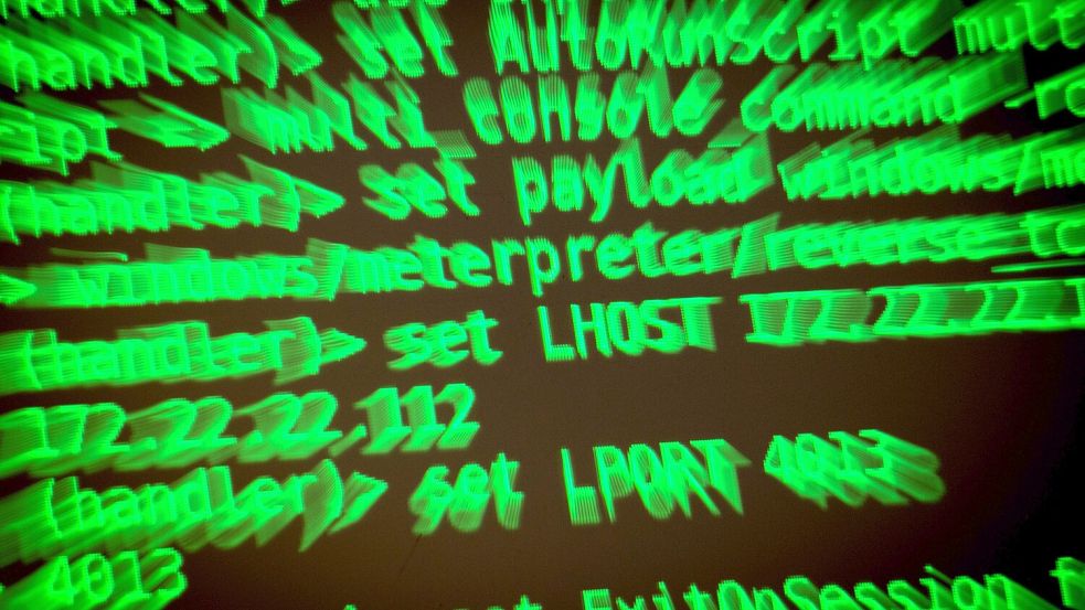 Buchstaben und Zahlen leuchten auf einem Bildschirm, auf dem ein Hacker-Programm geöffnet ist. IT-Experten warnen immer wieder vor Sicherheitslücken in Photovoltaik-Systemen. Symbolfoto:Sina Schuldt/dpa