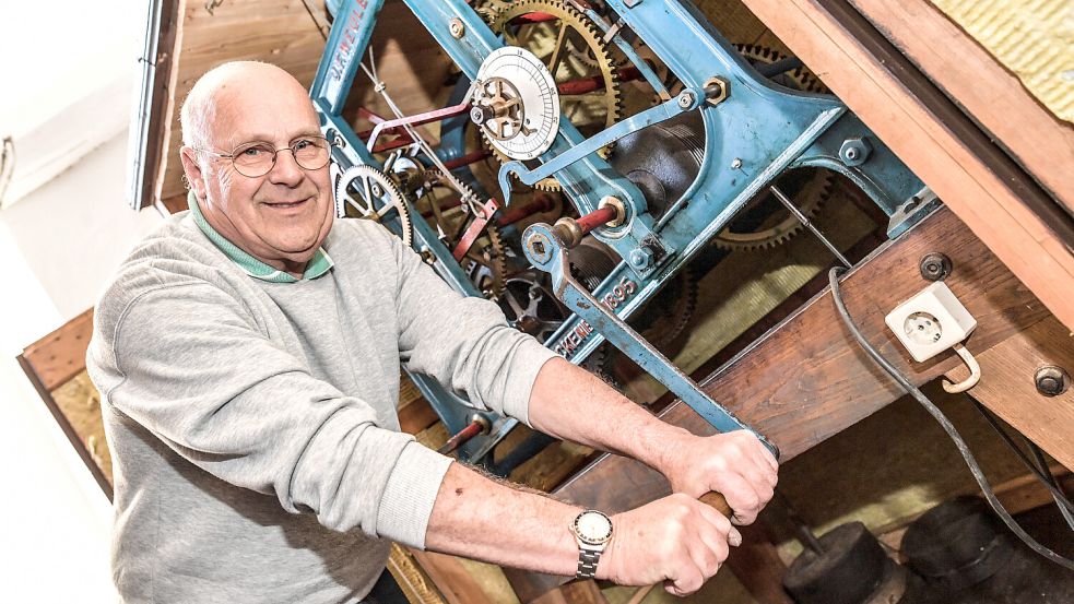 Hier wird kräftig gekurbelt: Wim Doosje zieht die Turmuhr auf. Foto: Ortgies