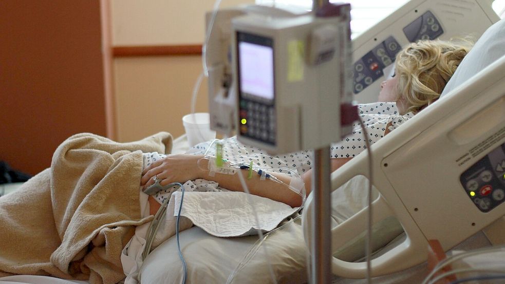 Eine Frau liegt in einem Krankenhausbett. In Kliniken bundesweit ist die Anzahl der Diebstähle an Patienten gestiegen. Auch in ostfriesischen Krankenhäusern sollte man keine Wertsachen dabei haben. Symbolfotos: Pixabay