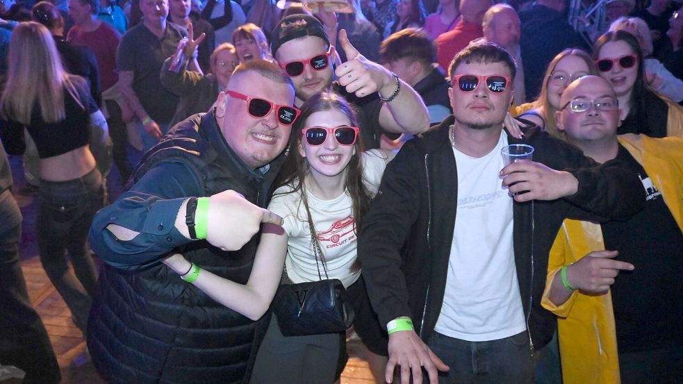 Es herrschte allerbeste Stimmung im Festzelt: Bis in den Morgen hinein wurde ausgelassen gefeiert. Foto: Weers