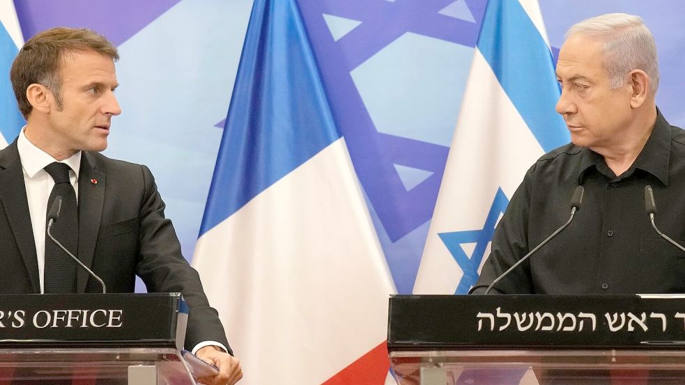 Teilen mit Blick auf einen palästinensischen Staat nicht die gleiche Meinung: der israelische Ministerpräsident Benjamin Netanjahu (r) und Frankreichs Präsident Emmanuel Macron. (Archivbild) Foto: Christophe Ena/AP/dpa