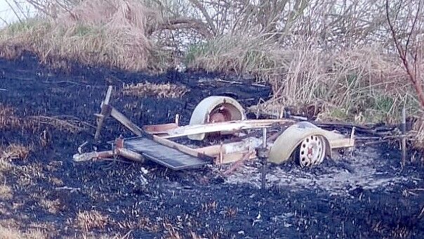 Dieser fahrbare Hochsitz für Jäger wurde ein Raub der Flammen. Foto: Passmann
