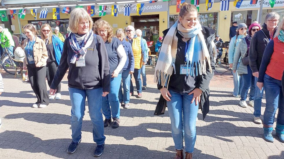 Die Line-Dance-Gruppen der Inseln legten einen Flashmob in der Fußgängerzone von Wangerooge hin. Foto: Erdmann