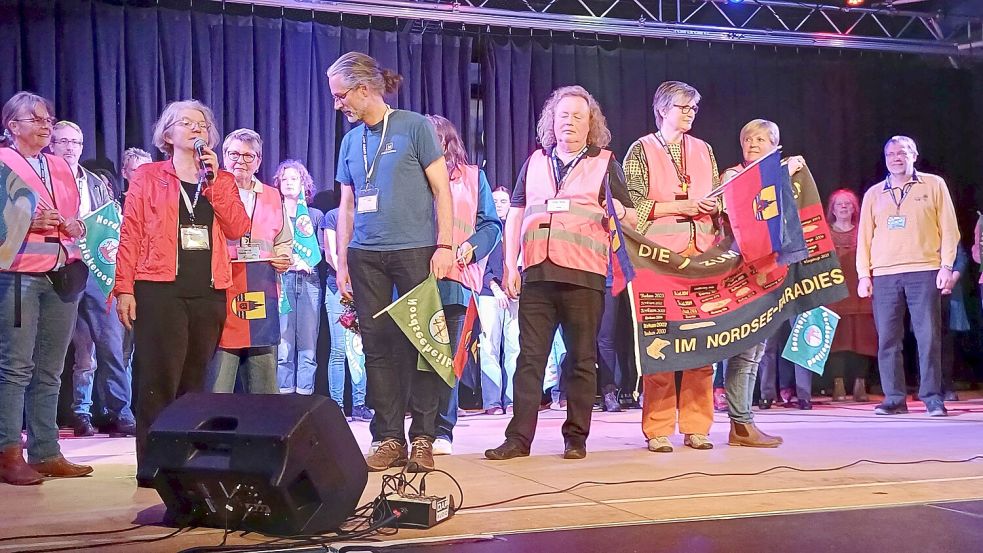 Uschi Boog, Organisatorin der Treffens auf Wangerooge (links), übergab die Flagge an Florian Fock. Foto: Erdmann