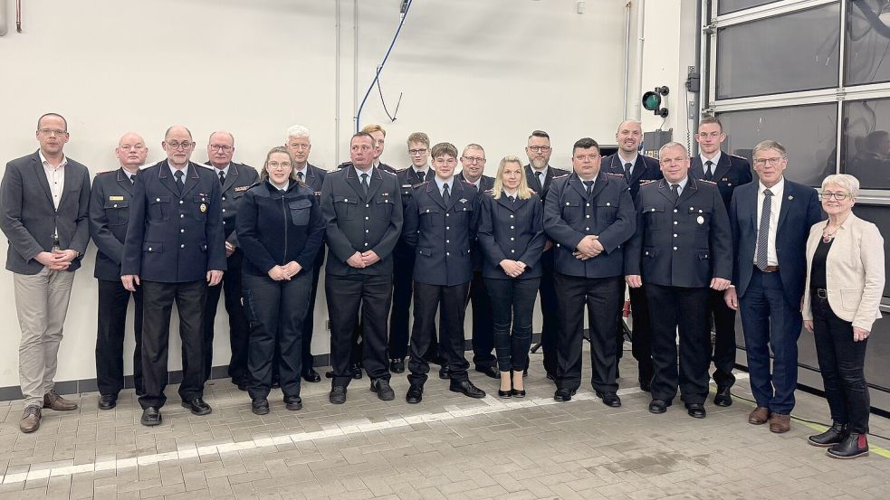 Das Foto zeigt die Ernannten, Beförderten, Geehrten und Gäste auf der Jahreshauptversammlung der Haxtumer Feuerwehr. Foto: Stöhr-Aeilts