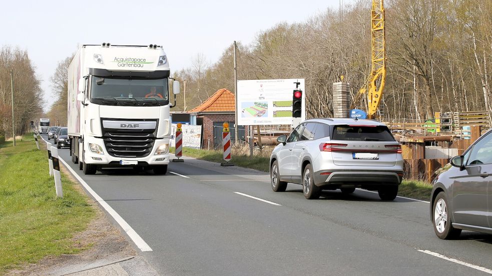 Ampel von Uplengen kommend: Auf etwa 100 Metern entlang der Baustelle ist die Wiesmoorer Straße einspurig. Foto: Böning