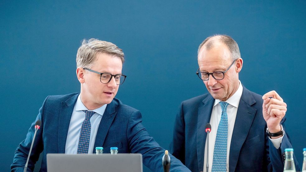Carsten Linnemann bleibt CDU-Generalsekretär (links) und zieht nicht in eine künftige Bundesregierung unter dem absehbaren Kanzler Friedrich Merz. Foto: Michael Kappeler/dpa