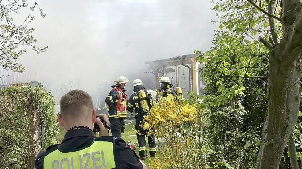 Ein Schuppen in Lingen ist nach einer Explosion am Dienstagmittag in Brand geraten. Die Feuerwehr war im Einsatz. Foto: Hermann Bojer