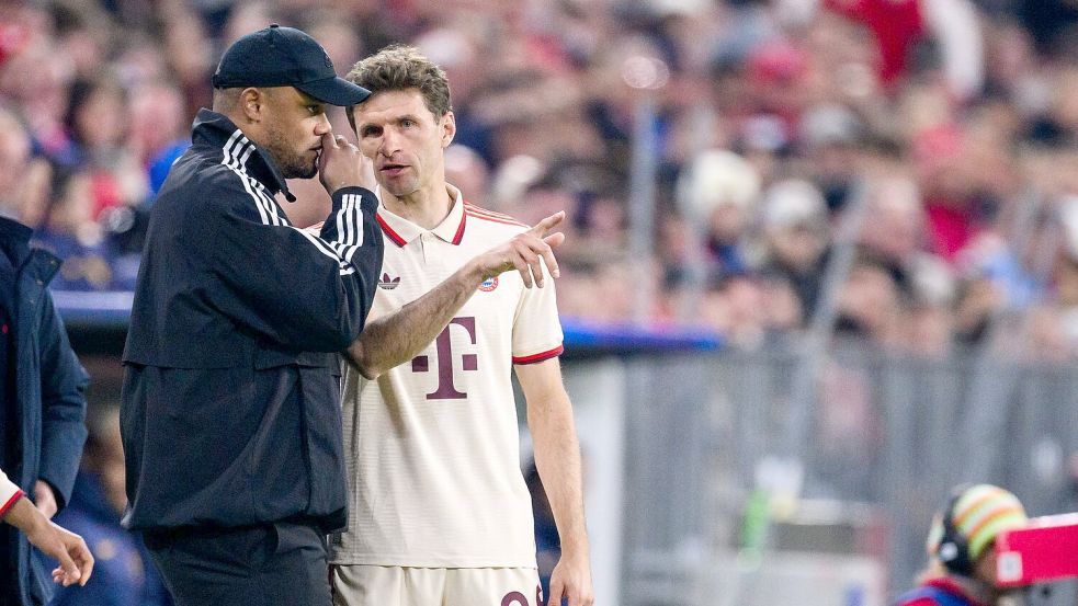 Ein Thomas-Müller-Spiel? Bayern-Trainer Vincent Kompany vor der Einwechslung von Müller beim Hinspiel. Foto: Tom Weller/dpa