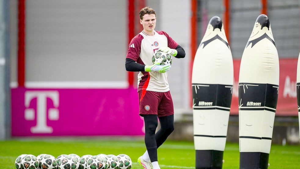Jonas Urbig beim Abschlusstraining. Kann er in Mailand die Null halten? Foto: Tom Weller/dpa