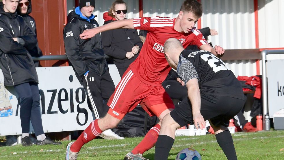 Nico Bohlen (rotes Trikot) verlässt TuRa Westrhauderfehn nach zwei Jahren. Foto: Damm