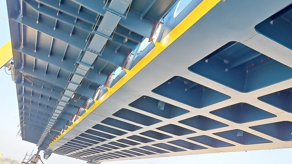 Gelbe Farbelemente unter der Brücke sollen für bessere Sichtbarkeit sorgen. Foto: DB InfraGO AG