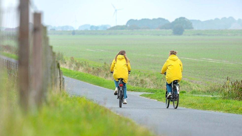 Mit dem Fahrrad durch Hilgenriedersiel: Der Ortsteil ist Hages Tor zum Meer. Foto: Meret Edzards-Tschinke
