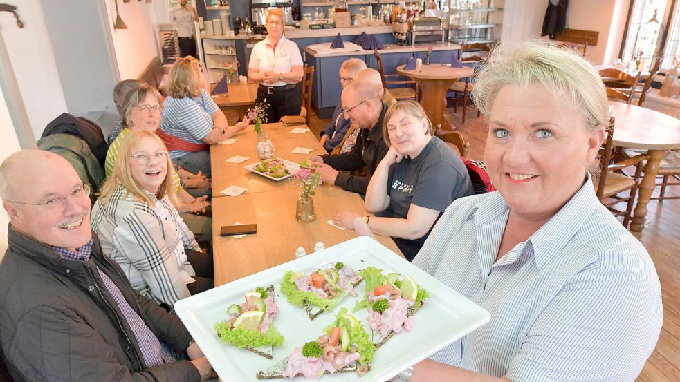 Ohne Fisch geht nichts: Anja Jäger vom Restaurant „Hohes Haus“ präsentiert bei der kulinarischen Führung durch das Fischerdorf Matjessalat auf Schwarzbrot. Fotos: Ortgies