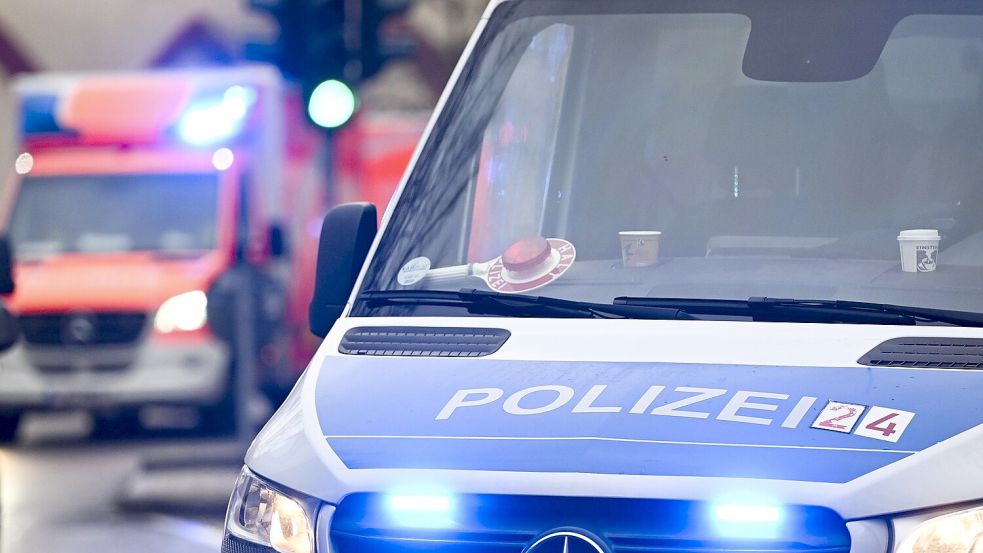 Die Einsatzkräfte werden zu einem tragischen Unglück an den Wöhrder See in Nürnberg gerufen. Foto: dpa/Jens Kalaene