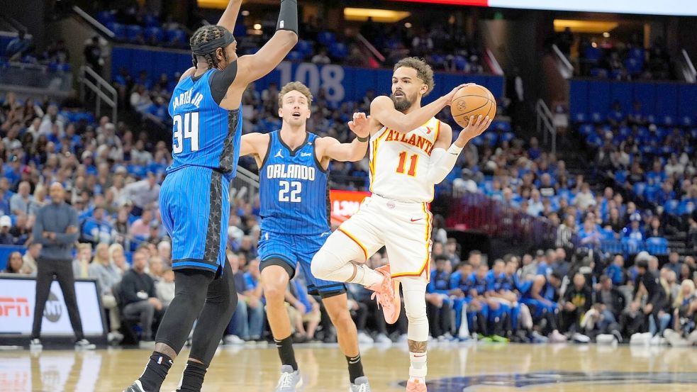 Die Orlando Magic um Franz Wagner (M.) treffen nun auf die Boston Celtics. Foto: John Raoux/AP/dpa