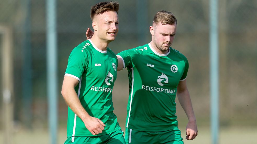 Heisfeldes Florian Koning (links) steht bei 25 Saisontoren in der Fußball-Ostfrieslandklasse A, Staffel I. Foto: Doden, Emden