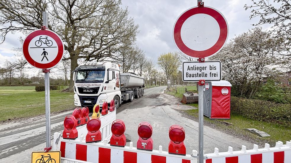 Die Dorfstraße in Klein-Hesel ist wegen Bauarbeiten momentan gesperrt. Dort wird zunächst der Asphalt abgefräst und abtransportiert. Foto: Ortgies